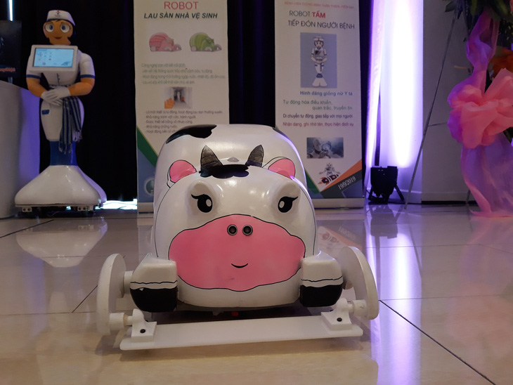 Lần đầu ứng dụng robot hỗ trợ người bệnh và lau dọn vệ sinh - Ảnh 3.