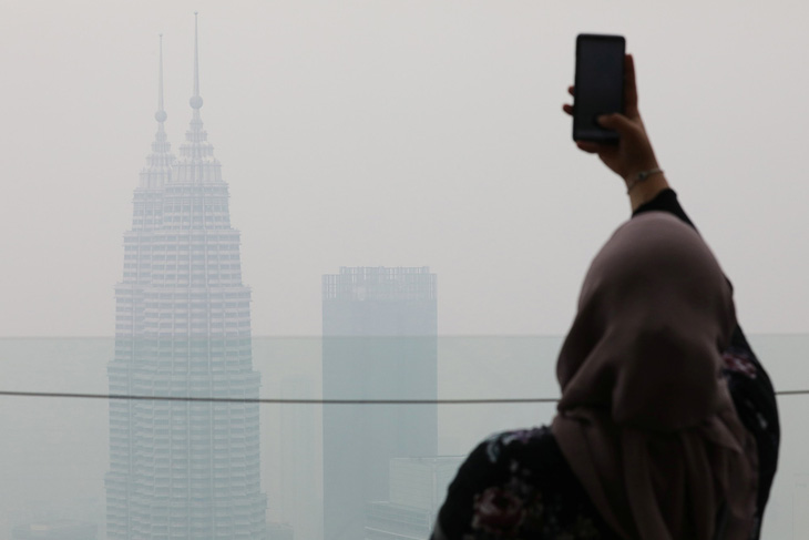 Bó tay vì khói từ Indonesia, Malaysia cầu cứu cả thần linh lẫn ASEAN - Ảnh 1.