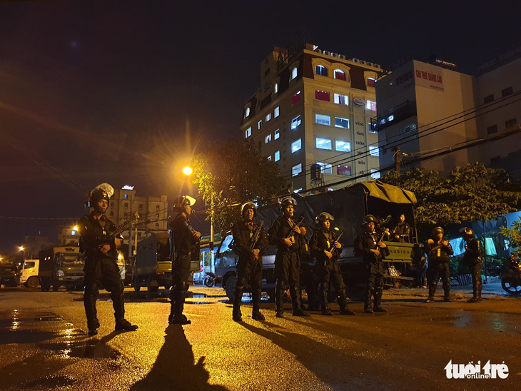 Cảnh sát khám xét trụ sở Alibaba đến rạng sáng - Ảnh 2.