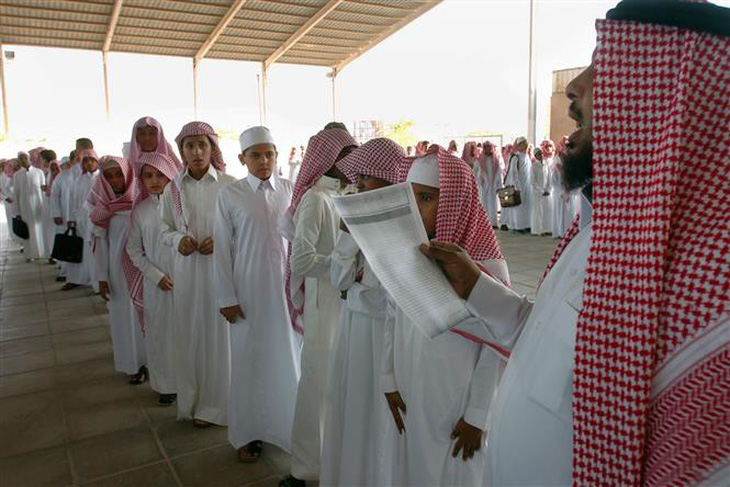 Saudi Arabia lần đầu cho phép giáo viên nữ dạy học sinh nam - Ảnh 1.