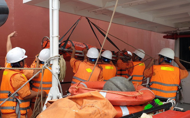 Vượt gió lớn áp thấp nhiệt đới, tàu Việt Nam cứu thuyền viên Trung Quốc bị nạn