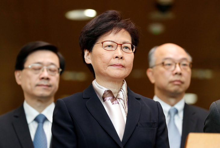 Trưởng đặc khu Hong Kong muốn từ chức và xin lỗi người dân - Ảnh 1.