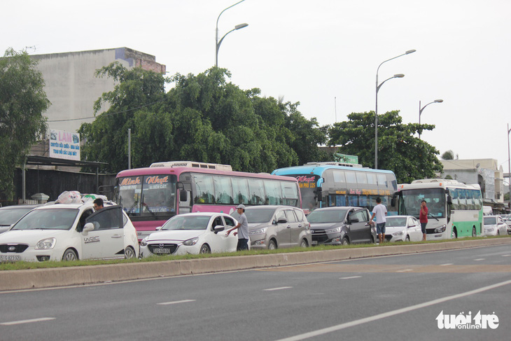 Trưng dụng cả hai làn cầu Rạch Miễu để người dân quay lại TP.HCM - Ảnh 8.