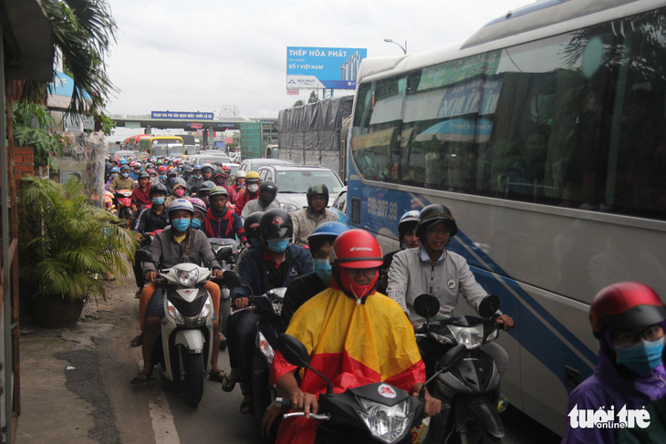 Trưng dụng cả hai làn cầu Rạch Miễu để người dân quay lại TP.HCM - Ảnh 9.