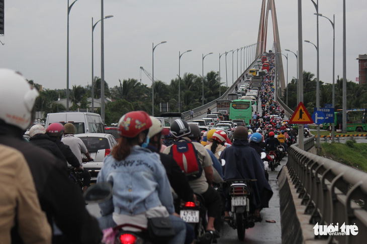 Trưng dụng cả hai làn cầu Rạch Miễu để người dân quay lại TP.HCM - Ảnh 10.