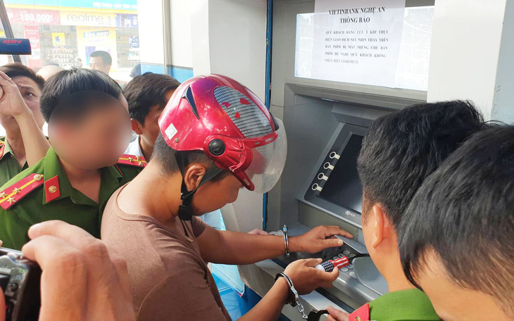 Úc bỏ tù 2 người nước ngoài đánh cắp thông tin thẻ ngân hàng tại máy ATM - Ảnh 2.