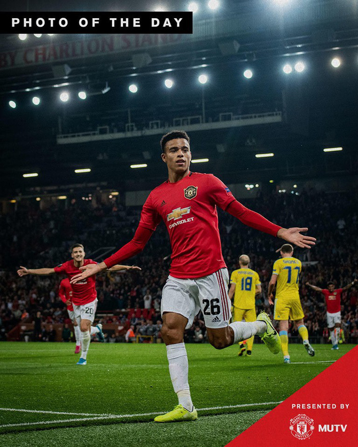 CĐV Manchester United phát cuồng với khoảnh khắc làm nên lịch sử của Greenwood - Ảnh 1.