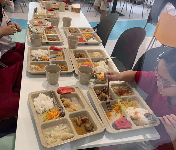 Trường Việt Úc xin lỗi về chất lượng bữa ăn của học sinh - Ảnh 1.