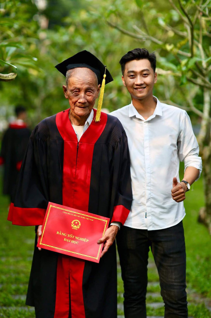 Mặc áo cử nhân cho ông nội trong ngày tốt nghiệp để tỏ lòng biết ơn - Ảnh 1.