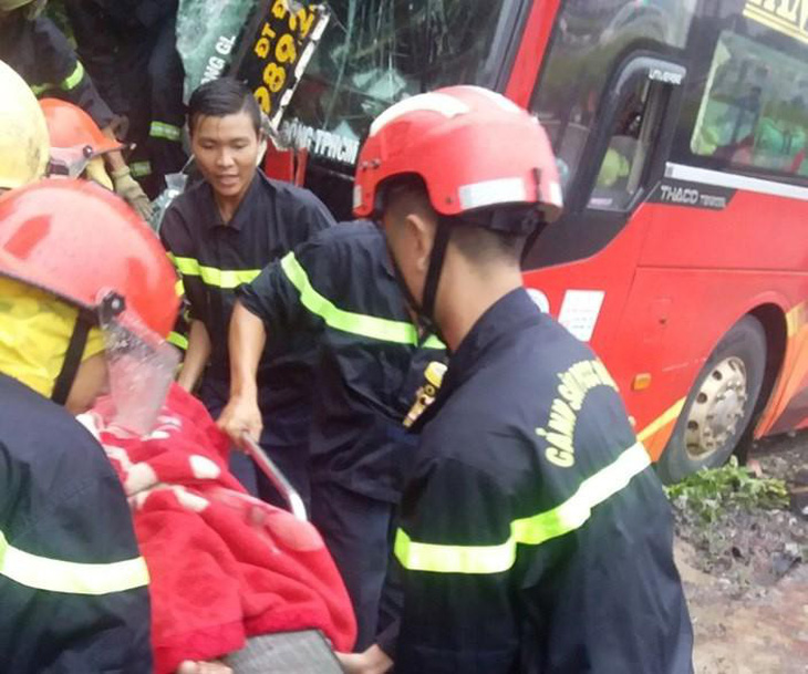 Hàng chục người kêu cứu trong xe đò bị nạn, 6 người bị thương - Ảnh 2.