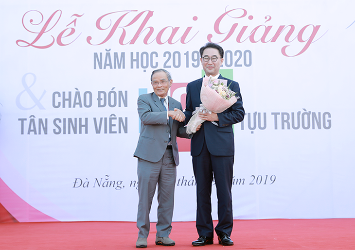 Viện trưởng du lịch ĐH Duy Tân nhận giải thành tựu cuộc đời của Tổng thống Hàn Quốc - Ảnh 1.