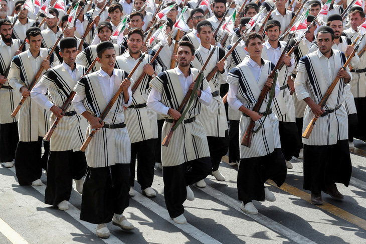 Iran rầm rộ duyệt binh khoe vũ khí tối tân - Ảnh 4.