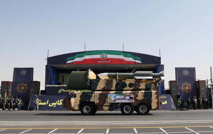 Iran rầm rộ duyệt binh khoe vũ khí tối tân - Ảnh 6.