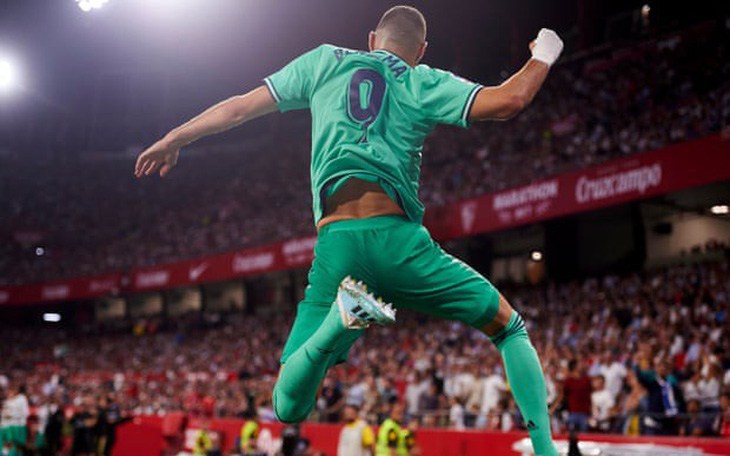 Benzema lập công đưa Real Madrid lên nhì bảng