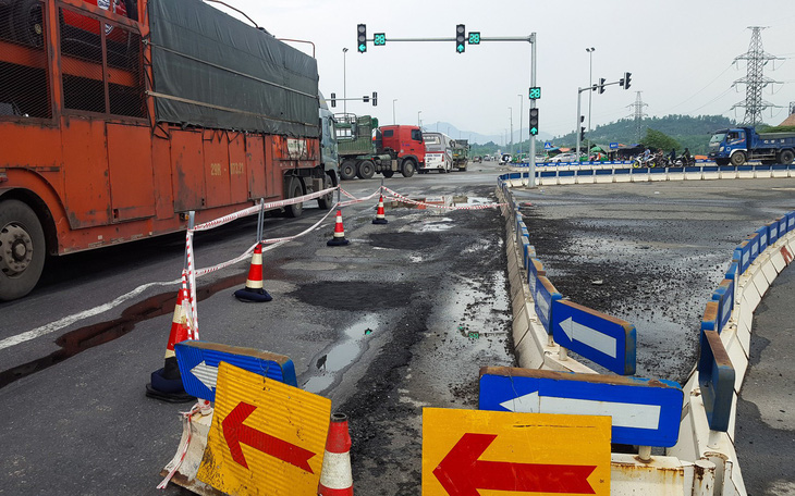 Sau mưa, đường nối cao tốc Đà Nẵng - Quảng Ngãi lộ đầy ổ gà, sống trâu