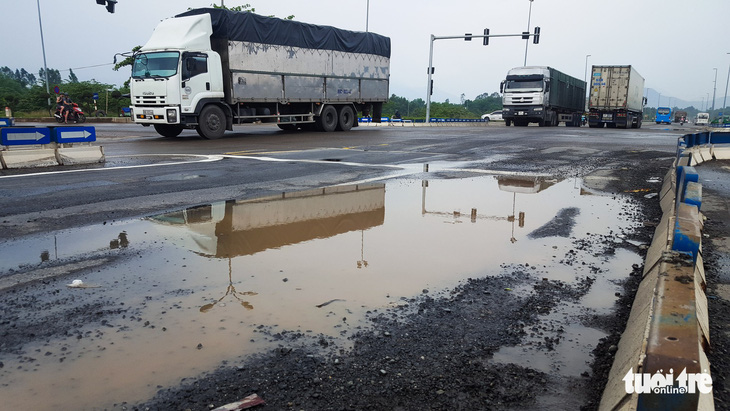 Sau mưa, đường nối cao tốc Đà Nẵng - Quảng Ngãi lộ đầy ổ gà, sống trâu - Ảnh 2.