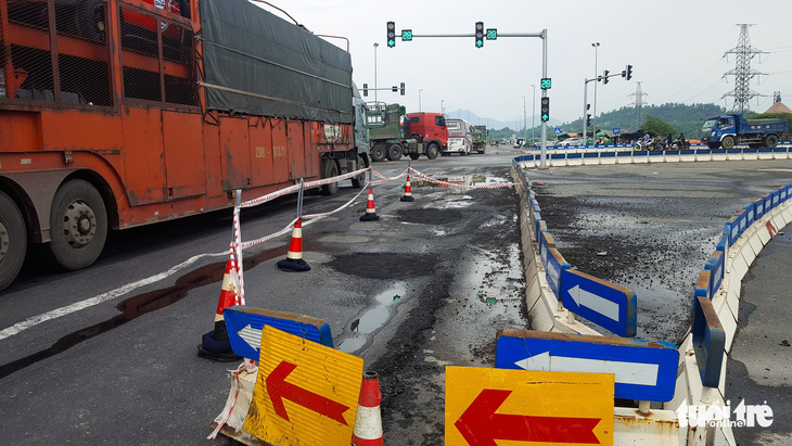 Sau mưa, đường nối cao tốc Đà Nẵng - Quảng Ngãi lộ đầy ổ gà, sống trâu - Ảnh 4.