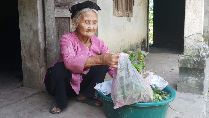 Cụ bà 83 tuổi có 11 người con, tự đạp xe lên xã xin… thoát nghèo - Ảnh 1.