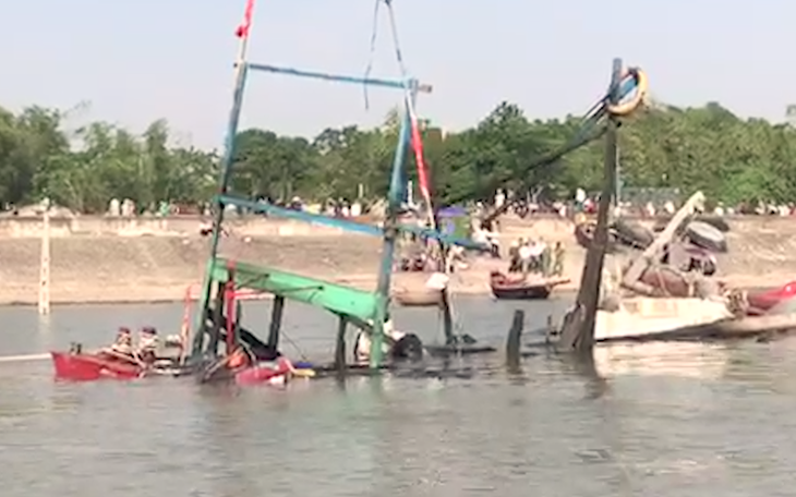 Video: Vẫn chưa tìm thấy 3 người mất tích trong vụ nổ tàu cá ở Thanh Hóa