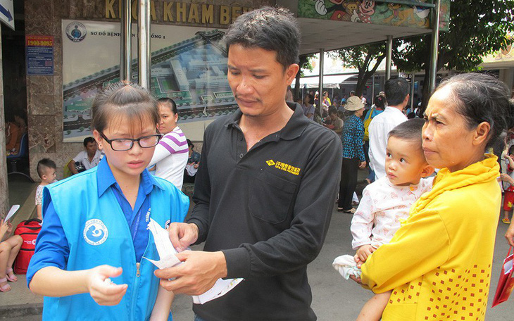 "Xưa phát túi nilon dọn gọn rác, nay lại phải truyền thông hạn chế dùng"