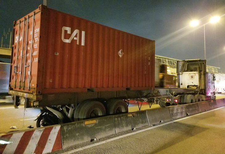 Tông đuôi container đậu bên đường, một người đi xe máy tử vong - Ảnh 1.