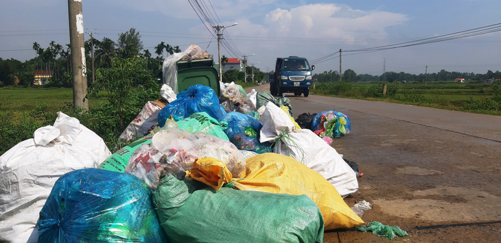 Quảng Nam vận động dân ngừng chặn đường xe rác gây ô nhiễm suốt hai tháng - Ảnh 2.