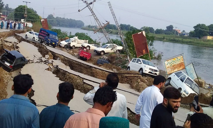 Động đất rung chuyển Pakistan, hơn 700 người thương vong - Ảnh 1.