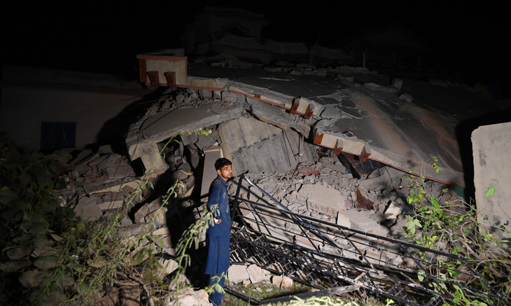 Động đất rung chuyển Pakistan, hơn 700 người thương vong - Ảnh 4.