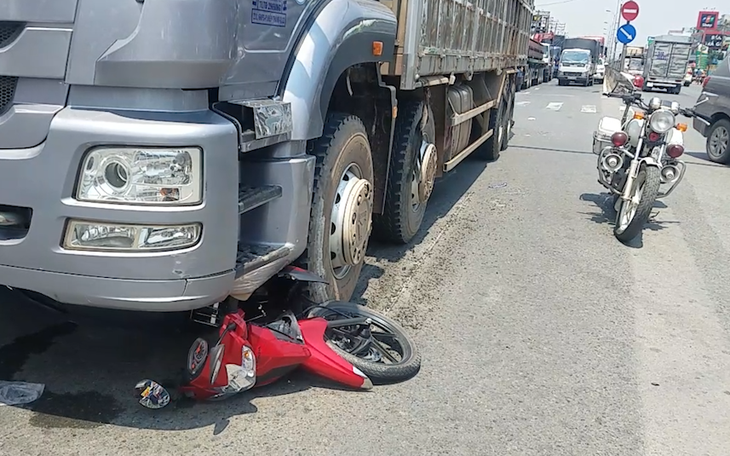 Video: Bị xe tải nặng cuốn vào gầm giữa giao lộ, 2 vợ chồng chết thảm