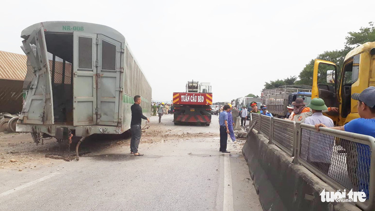 Đường sắt đã thông tuyến sau vụ tàu hàng đâm xe tải ở Nghệ An - Ảnh 1.