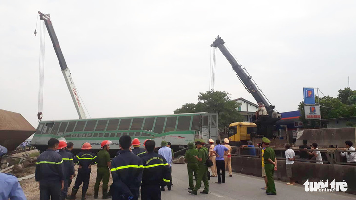 Tàu hàng đâm xe tải lật 4 toa, đường sắt qua Nghệ An tê liệt - Ảnh 8.