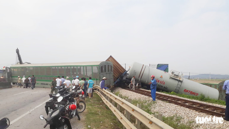 Tàu hàng đâm xe tải lật 4 toa, đường sắt qua Nghệ An tê liệt - Ảnh 5.