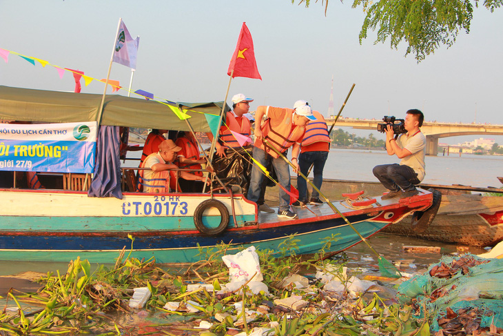 Thanh niên Cần Thơ vớt rác trên chợ nổi Cái Răng - Ảnh 2.