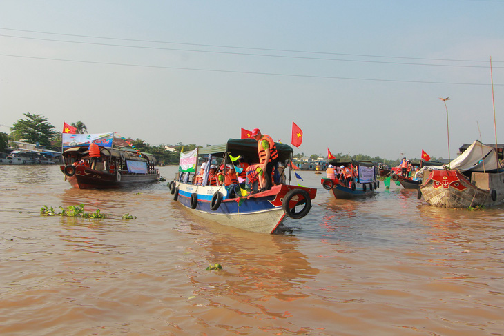 Thanh niên Cần Thơ vớt rác trên chợ nổi Cái Răng - Ảnh 1.