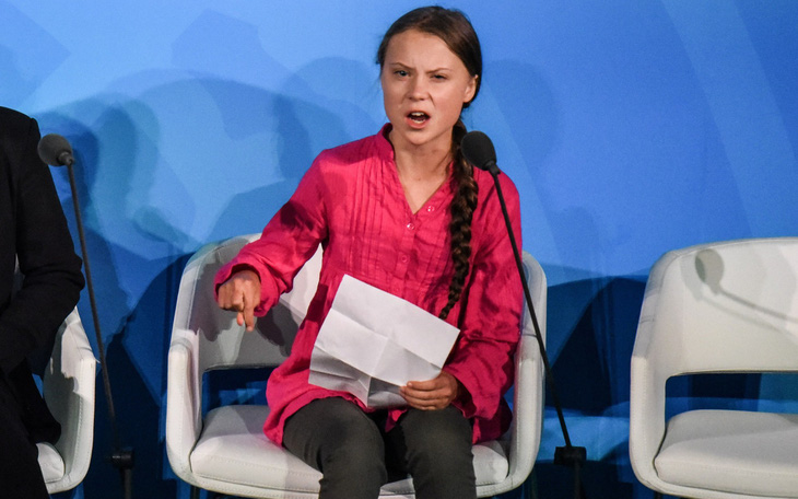 ‘Cô bé môi trường’ Greta Thunberg chụp ảnh cùng khủng bố IS?