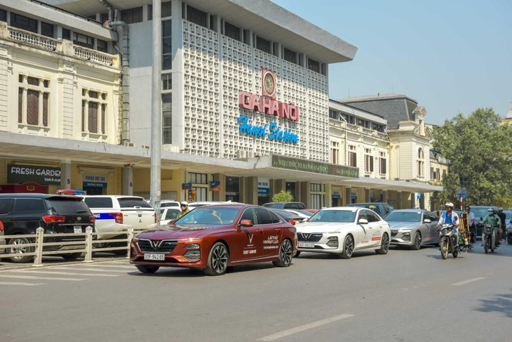 VinFast Lux dạo quanh phố phường Hà Nội - Ảnh 10.