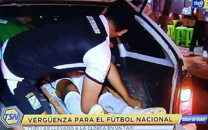 Video tuyển thủ Bolivia bị gãy chân, phải nằm ở... cốp xe taxi đi cấp cứu