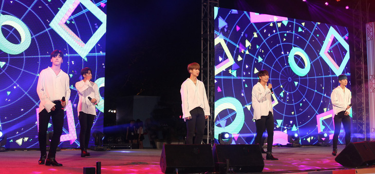 Hai nhóm nhạc Hàn G-Friend và Snuper sẽ biểu diễn ở phố đi bộ Nguyễn Huệ - Ảnh 1.