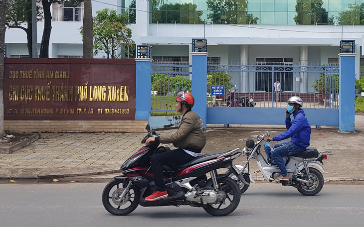 Đình chỉ công tác cán bộ đoàn kiểm tra thuế 