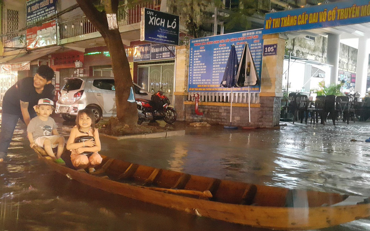 Triều cường kết hợp nước lũ từ thượng nguồn sông Mekong, Cần Thơ ngập nặng