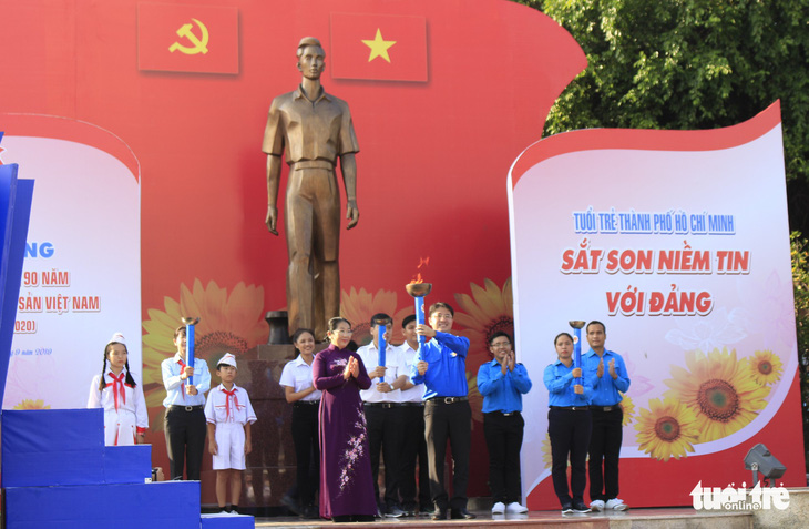 Tiểu Vy, Bình Minh rước đuốc phát động kỷ niệm ngày 3-2 - Ảnh 4.