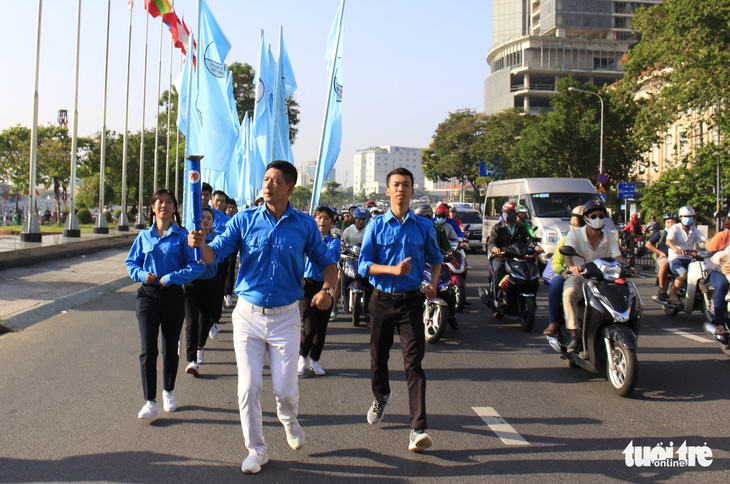 Tiểu Vy, Bình Minh rước đuốc phát động kỷ niệm ngày 3-2 - Ảnh 9.