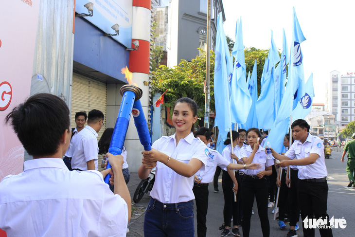 Tiểu Vy, Bình Minh rước đuốc phát động kỷ niệm ngày 3-2 - Ảnh 6.