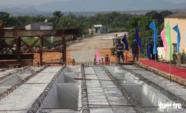 Hợp long đập dâng hạ lưu ngăn mặn giữ ngọt sông Dinh Ninh Thuận - Ảnh 4.