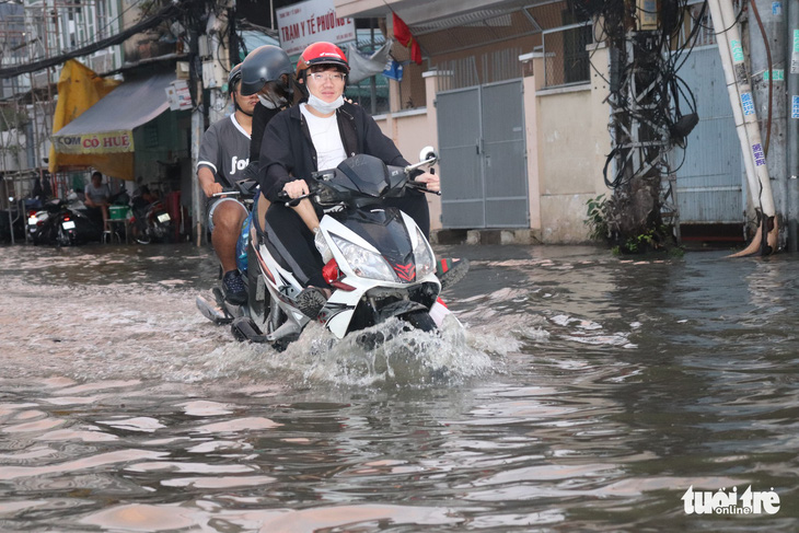 Triều cường dâng cao, nhiều đường ven sông tại TP.HCM ngập nặng - Ảnh 5.