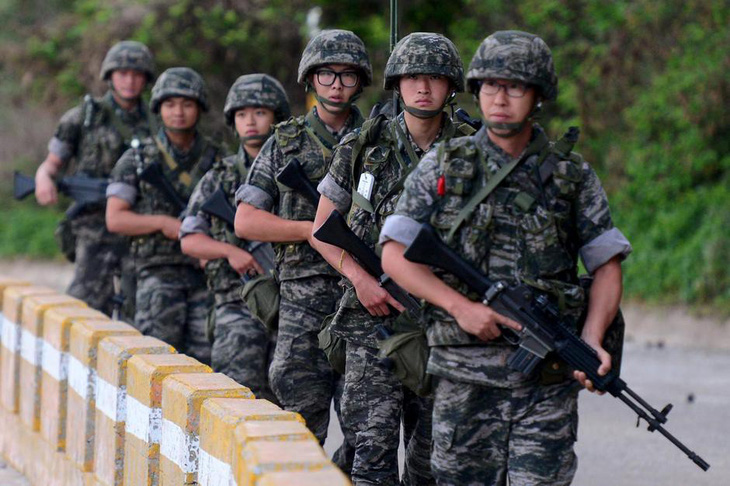 Dân số giảm, quân đội Hàn Quốc giảm chuẩn bắt lính - Ảnh 1.