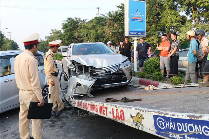 Xe sang Lexus húc đuôi xe Hyundai gây tai nạn liên hoàn - Ảnh 1.