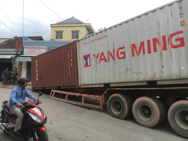 Container chục tấn lại rớt xuống đường - Ảnh 2.