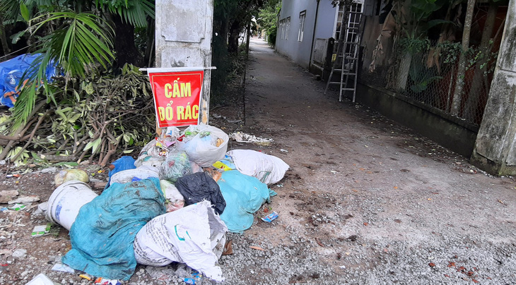 Dân chặn xe vào bãi rác, rác chất đống khắp phố phường - Ảnh 3.