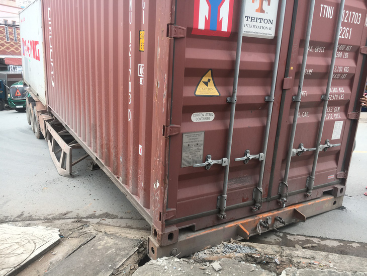 Container chục tấn lại rớt xuống đường - Ảnh 3.